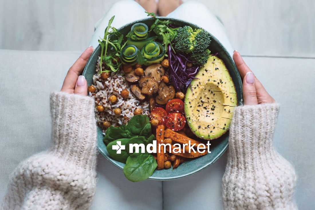 Mujer sosteniendo un plato de comida
