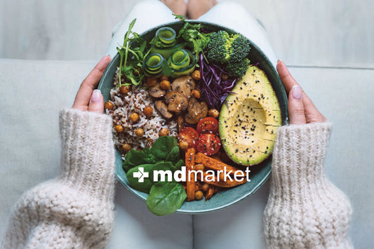 Mujer sosteniendo un plato de comida 